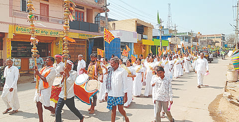 ಹೂವಿನಹಡಗಲಿಯಲ್ಲಿ ಪ್ರಜಾಪಿತ ಬ್ರಹ್ಮಕುಮಾರಿ ಈಶ್ವರೀಯ ವಿಶ್ವವಿದ್ಯಾಲಯದಿಂದ ಈಶ್ವರ ಮೂರ್ತಿಗಳ ಮೆರವಣಿಗೆ ನಡೆಯಿತು. 