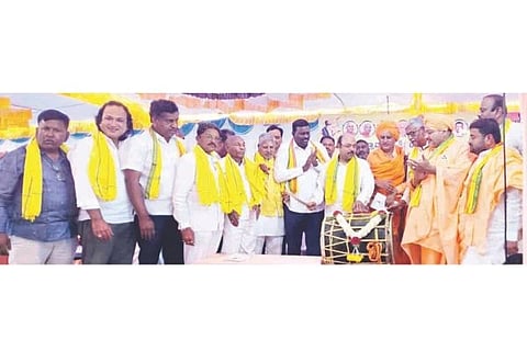 ಗಂಗಾವತಿ ತಾಲೂಕಿನ ಹೊಸಳ್ಳಿಯಲ್ಲಿ ಶ್ರೀ ಶಿವಸಿದ್ಧಬೀರಲಿಂಗೇಶ್ವರ ದೇವಾಲಯದಲ್ಲಿ ಹಮ್ಮಿಕೊಂಡ ವಾರ್ಷಿಕೋತ್ಸವ, ಸಾಮೂಹಿಕ ವಿವಾಹ ಮತ್ತು ರಥೋತ್ಸವ ಲೋಕಾರ್ಪಣೆ ಕಾರ್ಯಕ್ರಮವನ್ನು ಎಂಎಲ್ಸಿ ಡಾ.ಯತೀಂದ್ರ ಸಿದ್ದರಾಮಯ್ಯ ಡೊಳ್ಳು ಬಾರಿಸುವ ಮೂಲಕ ಉದ್ಘಾಟಿಸಿದರು. ಸಂಸದ ಕೆ.ರಾಜಶೇಖರ್ ಹಿಟ್ನಾಳ್, ಮಾಜಿ ಸಂಸದ ಕೆ.ವಿರೂಪಾಕ್ಷಪ್ಪ, ಶಾಸಕ ಕೆ.ರಾಘವೇಂದ್ರ ಹಿಟ್ನಾಳ್ ಇತರರಿದ್ದರು.