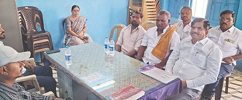 ಪ್ರತಿಷ್ಟಿತ ಗಂಗಾವತಿ ತಾಲೂಕು ಒಕ್ಕಲುತನ ಹುಟ್ಟುವಳಿ ಮಾರಾಟ ಸಹಕಾರ ಸಂಘದ ಕಚೇರಿಯಲ್ಲಿ (ಟಿಎಪಿಸಿಎಂಎಸ್) ಸೋಮವಾರ ಹಮ್ಮಿಕೊಂಡಿದ್ದ ಆಡಳಿತ ಮಂಡಳಿ ಚುನಾವಣೆಯಲ್ಲಿ ನಿರ್ದೇಶಕ ಚನ್ನಪ್ಪ ಮಳಗಿ ಬೆಂಬಲಿತರು ಮಾತ್ರ ಭಾಗವಹಿಸಿರುವುದು. ಚುನಾವಣಾಧಿಕಾರಿ ಶಿವಾಜಿ, ಸಿಇಒ ಅನಿಲ್ ಬಬಲಾದಿ ಇತರರಿದ್ದರು.
