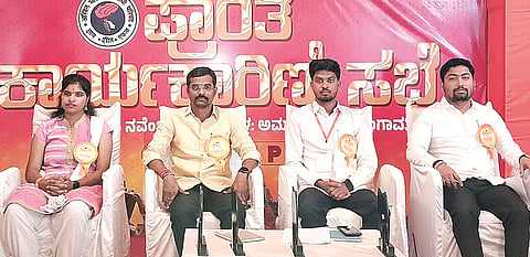 ಗಂಗಾವತಿಯಲ್ಲಿ ಅಖಿಲ ಭಾರತೀಯ ವಿದ್ಯಾರ್ಥಿ ಪರಿಷತ್ ಹಮ್ಮಿಕೊಂಡಿದ್ದ ಕರ್ನಾಟಕ ಉತ್ತರ ಪ್ರಾಂತ ಕಾರ್ಯಕಾರಿಣಿ ಸಭೆಯಲ್ಲಿ ಪರಿಷತ್ ದಕ್ಷಿಣ ಮಧ್ಯ ಕ್ಷೇತ್ರದ ಸಂ.ಕಾರ್ಯದರ್ಶಿ ಶಿವಕುಮಾರ ಚಿರಗೆ, ರಾಜ್ಯ ಕಾರ್ಯದರ್ಶಿ ಸಚಿನ ಕುಳಗೇರಿ, ಪ್ರಾಂತ ಸಂಘಟನಾ ಕಾರ್ಯದರ್ಶಿ ವೆಂಕಟೇಶ ಡಾಂಗೆ, ಸಹ ಕಾರ್ಯದರ್ಶಿ ಸುಜ್ಞಾತಾ ಕುಲಕರ್ಣಿ ಇತರರಿದ್ದರು.