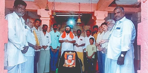 ಕಾಗಿನೆಲೆ ಕಲಬುರಗಿ ವಿಭಾಗೀಯ ಪೀಠದ ಶ್ರೀ ಸಿದ್ಧರಾಮಾನಂದಪುರಿ ಸ್ವಾಮೀಜಿ ಲಿಂಗೈಕ್ಯ ನಿಮಿತ್ತ ಗಂಗಾವತಿ ತಾಲೂಕಿನ ಬಸಾಪಟ್ಟಣದ ಶ್ರೀ ನಂಜುಂಡೇಶ್ವರ ಗುರುವಿನ್ ಮಠದಲ್ಲಿ ಹಾಲುಮತ ಸಮಾಜದಿಂದ ಶ್ರದ್ಧಾಂಜಲಿ ಸಭೆ ಗುರುವಾರ ನಡೆಯಿತು. ನಂಜುಂಡೇಶ್ವರ ಮಠದ ಪೀಠಾಧಿಪತಿಗಳಾದ ಸಿದ್ದಯ್ಯ ಗುರುವಿನ್, ಸಿದ್ಧರಾಮಯ್ಯ ಗುರುವಿನ್, ತಾಪಂ ಮಾಜಿ ಅಧ್ಯಕ್ಷ ಶರಣೇಗೌಡ ಮಾ.ಪಾಟೀಲ್ ಇತರರಿದ್ದರು.