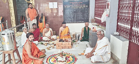 ಗಂಗಾವತಿ ಶ್ರೀ ಸತ್ಯನಾರಾಯಣ ಸ್ವಾಮಿ ದೇವಾಲಯದಲ್ಲಿ ಅಧಿಕಮಾಸ ನಿಮಿತ್ತ ಶ್ರೀ ಪುರುಷೋತ್ತಮ ಹೋಮ ಸೋಮವಾರ ಹಮ್ಮಿಕೊಳ್ಳಲಾಗಿತ್ತು. ವಿಚಾರಣಕರ್ತ ರಾಘವೇಂದ್ರ ಮೇಗೂರು, ವ್ಯವಸ್ಥಾಪಕ ವಾದಿರಾಜಾಚಾರ್ ಕಲ್ಮಂಗಿ, ವಿದ್ಯಾಪೀಠದ ಉಪನ್ಯಾಸಕ ವಾಗೀಶಾಚಾರ್ ಗೋರೆಬಾಳ್ ಇತರರಿದ್ದರು.