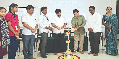 ಗಂಗಾವತಿ  ಉಳ್ಳಿಡಗ್ಗಿಯ ಎಸ್‌ಕೆಆರ್ ಪಿಯು ಕಾಲೇಜಿನಲ್ಲಿ ಏರ್ಪಡಿಸಿದ್ದ ಪ್ರತಿಭಾನ್ವೇಷಣೆ ಪರೀಕ್ಷೆಯಲ್ಲಿ ಪಾಸಾದ ವಿದ್ಯಾರ್ಥಿಗಳಿಗೆ ಬಹುಮಾನ ವಿತರಣೆ ಕಾರ್ಯಕ್ರಮವನ್ನು ಸಂಸ್ಥೆ  ಅಧ್ಯಕ್ಷ ಶ್ರೀನಿವಾಸರಾವ್ ಕಲ್ಯಾಣಿ ಬುಧವಾರ ಉದ್ಘಾಟಿಸಿದರು. ಪ್ರಾಚಾರ್ಯ ಪ್ರೊ.ಶಿವಾನಂದ ಮೇಟಿ ಇತರರಿದ್ದರು.