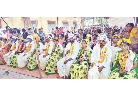 ಹನುಮಸಾಗರ ಶ್ರೀ ಬೀರಲಿಂಗೇಶ್ವರ ಜಾತ್ರೆಯಲ್ಲಿ 6 ಜೋಡಿಗಳು ದಾಂಪತ್ಯ ಜೀವನಕ್ಕೆ ಕಾಲಿಟ್ಟವು.