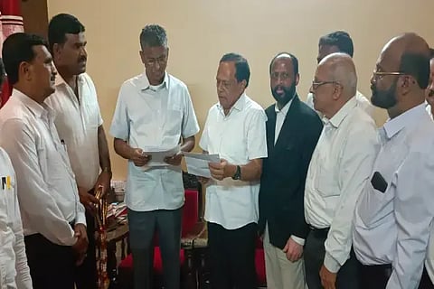 ಹೊಸನಗರದಲ್ಲಿ ವಕೀಲರ ಭವನ ನಿರ್ಮಾಣಕ್ಕೆ ಅನುದಾನ ಬಿಡುಗಡೆ ಮಾಡುವಂತೆ ಒತ್ತಾಯಿಸಿ ಸಚಿವ ಸತೀಶ್ ಜಾರಕಿಹೊಳಿ ಅವರಿಗೆ ವಕೀಲರ ಸಂಘದ ಚಂದ್ರಪ್ಪ, ಷಣ್ಮುಕಪ್ಪ, ಡಿ.ಎನ್.ಹಿರಿಯಪ್ಪ ಮತ್ತಿತರರು ಮನವಿ ಸಲ್ಲಿಸಿದರು.