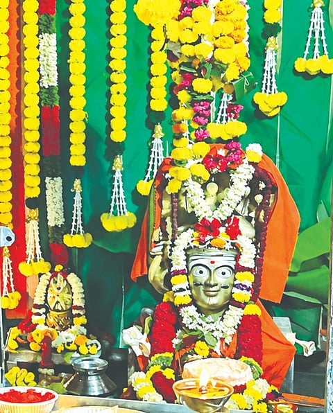 ಹುಣಸಗಿ ಪಟ್ಟಣದ ಆರಾಧ್ಯ ದೈವ, ಇತಿಹಾಸ ಪ್ರಸಿದ್ಧ ಶ್ರೀ ನೀಲಕಂಠೇಶ್ವರ ಜಾತ್ರೆಯ ನಿಮಿತ್ಯ ಅಲಂಕೃತಗೊಂಡಿರುವುದು.