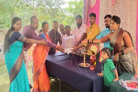 ಕಡೂರಿನ ಕಾನಗೊಂಡನಹಳ್ಳಿ ಸರ್ಕಾರಿ ಶಾಲೆ ಮಕ್ಕಳಿಗೆ ಹಳೇ ವಿದ್ಯಾರ್ಥಿ ಸಂಘದ ಅಧ್ಯಕ್ಷ ರಾಜು ಸೇವಾಪುರ ತಟ್ಟೆ, ಲೋಟಗಳನ್ನು ವಿತರಿಸಿದರು. ನಾಗರಾಜ್, ಶಿಲ್ಪಾ, ತ್ರೀವೇಣಿ ಮತ್ತಿತರರಿದ್ದರು.