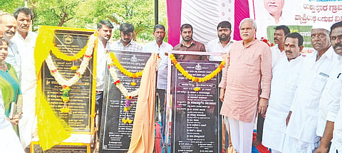 ಕೆಂಭಾವಿ ಸಮೀಪ ಯಕ್ತಾಪುರ ಗುತ್ತಿ ಬಸವೇಶ್ವರ ದೇವಸ್ಥಾನದಲ್ಲಿ ಸೋಮವಾರ ದೇವಸ್ಥಾನ ಅಭಿವೃದ್ಧಿ ಕಾರ್ಯ ಮತ್ತು ವಿವಿಧ ಗ್ರಾಮಗಳ ಕುಡಿಯುವ ನೀರು ಹಾಗೂ ಸಿಸಿ ರಸ್ತೆ ನಿರ್ಮಾಣ ಕಾರ್ಯಕ್ಕೆ ಶಾಸಕ ಶರಣಬಸಪ್ಪ ದರ್ಶನಾಪೂರ ಅಡಿಗಲ್ಲು ನೆರವೇರಿಸಿದರು. ಹಣಮಂತ್ರಾಯ, ಸ್ಫೂರ್ತಿ, ಬಾಪುಗೌಡ, ಶಿವಮಹಾಂತ ಇದ್ದರು.