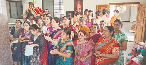 ಕೆಂಭಾವಿಯ ಉತ್ತರಾದಿ ಮಠದಲ್ಲಿ ಸೋಮವಾರ ಪ್ರಮೋದಿನಿ ಮಹಿಳಾ ಭಜನಾ ಮಂಡಳಿ ಸದಸ್ಯರು ನಿತ್ಯ ನಡೆಸಿಕೊಂಡು ಬರುತ್ತಿದ್ದ 33 ದಾಸರ ಹಾಡುಗಳ ಸಮರ್ಪಣಾ ಕಾರ್ಯಕ್ರಮದ ನಿಮಿತ್ತ ಪಲ್ಲಕ್ಕಿ ಉತ್ಸವ ನಡೆಯಿತು. ಸುಮಂಗಲಾ ಕುಲಕರ್ಣಿ, ಸುರೇಖಾ ಜಹಾಗೀರದಾರ, ಭಾರತಿಬಾಯಿ ಕುಲಕರ್ಣಿ, ದೀಪಾ ಕುಲಕರ್ಣಿ, ಭೂದೇವಿ ಚನ್ನೂರ, ರಮ್ಯಾ ದೇಶಪಾಂಡೆ ಇತರರಿದ್ದರು.