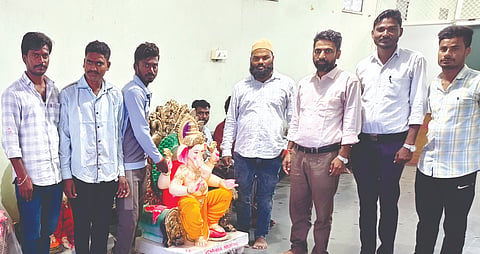 ಕೆಂಭಾವಿ ಪಟ್ಟಣದ ವಿನಾಯಕ ಪ್ರಥಮ ಆಸ್ಪತ್ರೆಯಿಂದ ಗಣೇಶ ಮೂರ್ತಿಯನ್ನು ವಿವಿಧ ಸಂಘಗಳಿಗೆ ಉಚಿತವಾಗಿ ವಿತರಿಸಲಾಯಿತು. ಆಸ್ಪತ್ರೆಯ ಮುಖ್ಯಸ್ಥ ಡಾ.ದಯಾನಂದ ಡಿಗ್ಗಾವಿ, ಡಾ.ಚನ್ನಬಸ್ಸು, ಬಂದೇನವಾಜ ನಾಲತವಾಡ, ನರಸಿಂಹರೆಡ್ಡಿ, ಸಚಿನ್ ಇತರರಿದ್ದರು.