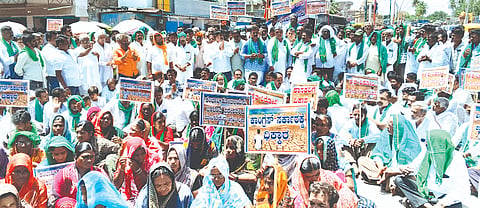 ಕಾಂಗ್ರೆಸ್ ಸರ್ಕಾರದ ರೈತ ವಿರೋಧ ನೀತಿ ಖಂಡಿಸಿ ಮಂಗಳವಾರ ಕೆಂಭಾವಿಯಲ್ಲಿ ಬಿಜೆಪಿ ಮಾಜಿ ಜಿಲ್ಲಾಧಕ್ಷ ಅಮೀನರೆಡ್ಡಿ ಪಾಟೀಲ್ ಯಾಳಗಿ ನೇತೃತ್ವದಲ್ಲಿ ಬೃಹತ್ ಪ್ರತಿಭಟನೆ ನಡೆಸಲಾಯಿತು. ಬಸವರಾಜ ವಿಭೂತಿಹಳ್ಳಿ, ಗುರುಕಾಮಾ, ರಾಜಶೇಖರ ಗೂಗಲ ಇತರರಿದ್ದರು.