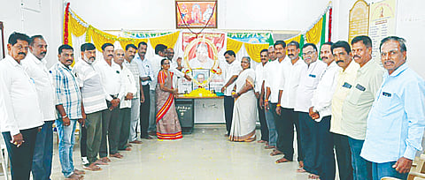 ಪಟ್ಟಣದ ಗುರುಮಲ್ಲೇಶ್ವರ ಕಾಂಪ್ಲೆಕ್ಸ್‌ನಲ್ಲಿರುವ ಅಖಿಲ ಭಾರತ ವೀರಶೈವ ಲಿಂಗಾಯತ ಮಹಾಸಭೆ ಕಚೇರಿಯಲ್ಲಿ ಸೋಮವಾರ ಶಾಮನೂರು ಶಿವಶಂಕರಪ್ಪ ಅವರಿಗೆ ಶ್ರದ್ಧಾಂಜಲಿ ಸಲ್ಲಿಸಲಾಯಿತು. ಬಸವರಾಜು, ಪುಟ್ಟಣ್ಣ, ಮಹೇಶ್ ಕೆಂಪನಪಾಳ್ಯ, ತಿಮ್ಮರಾಜೀಪುರ ರಾಜು, ಬೂದಿತಿಟ್ಟು ಶಿವಕುಮಾರ್ ಇತರರು ಇದ್ದರು.
