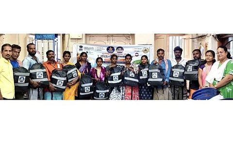 ಕಂಪ್ಲಿ ಪುರಸಭೆಯಿಂದ ಚಿಂದಿ ಆಯುವ ತ್ಯಾಜ್ಯ ಸಂಗ್ರಾಹಕರಿಗೆ ಪಿಪಿಇ ಕಿಟ್ ವಿತರಿಸಲಾಯಿತು. ಅಧಿಕಾರಿಗಳಾದ ಜೀವನ್‌ಸ್ವಾತಿ, ಮೌನೇಶ್ವರ, ಸಿ.ಜಾನಕಿ, ಎಚ್.ಭೂಮಿಕಾ ಇತರರಿದ್ದರು.