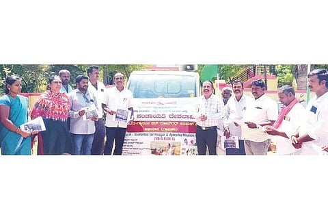  ದೇವಲಾಪುರದಲ್ಲಿ ವಿಬಿ-ಜಿ ರಾಮ್‌ಜಿ ಪ್ರಚಾರ ವಾಹನಕ್ಕೆ ಸಹಾಯಕ ನಿರ್ದೇಶಕ ಕೆ.ಎಸ್.ಮಲ್ಲನಗೌಡ ಚಾಲನೆ ನೀಡಿ ಮಾತನಾಡಿದರು. ಅಧಿಕಾರಿಗಳಾದ ಮಲ್ಲಿಕಾರ್ಜುನ, ಎಚ್.ಹನುಮೇಶ, ಸಂಗಮೇಶ, ಗೌರಿದೇವಿ ಇತರರಿದ್ದರು.