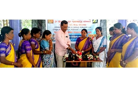 ಕೊಟ್ಟಾಲ್‌ನಲ್ಲಿ ಹೊಲಿಗೆ ಉಚಿತ ತರಬೇತಿ ಕಾರ್ಯಾಗಾರಕ್ಕೆ ಪುರಸಭೆ ಮಾಜಿ ಅಧ್ಯಕ್ಷ ಎಂ.ಸುಧೀರ್ ಚಾಲನೆ ನೀಡಿದರು. ಪ್ರಮುಖರಾದ ಸುಧಾ ಗಾಂವ್ಕರ್, ಮಂಜುಳಾ ಆರ್.ಎನ್., ತನುಜಾ, ಜ್ಯೋತಿ ಇತರರಿದ್ದರು.