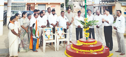 ಆಲೂರು ದುದ್ದನಹಳ್ಳಿ ಗ್ರಾಮ ಪಂಚಾಯಿತಿ ಕಚೇರಿ ಆವರಣದಲ್ಲಿ ಪಿಡಿಒ ಪ್ರಕಾಶ್​ ಧ್ವಜಾರೋಹಣ ನೆರವೇರಿಸಿದರು. ಕಾಂಗ್ರೆಸ್​ ಮುಖಂಡರಾದ ರಮೇಶ್​, ಮನು, ಶ್ರೀನಿವಾಸ್​, ಪಂಚಾಯಿತಿ ಸಿಬ್ಬಂದಿ ಹಾಗೂ ಗ್ರಾಮಸ್ಥರು ಇದ್ದರು.