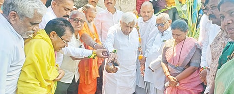 Temple land ಲಕ್ಷ್ಮೇಶ್ವರದ ಶ್ರೀ ಸೋಮೇಶ್ವರ ದೇವಸ್ಥಾನದ ಉತ್ತರ ಭಾಗದ ಮಹಾದ್ವಾರದ ಸಂರಕ್ಷಣಾ ಕಾಮಗಾರಿಗೆ ಸಚಿವ ಎಚ್.ಕೆ. ಪಾಟೀಲ ಭೂಮಿ ಪೂಜೆ ನೆರವೇರಿಸಿದರು. 