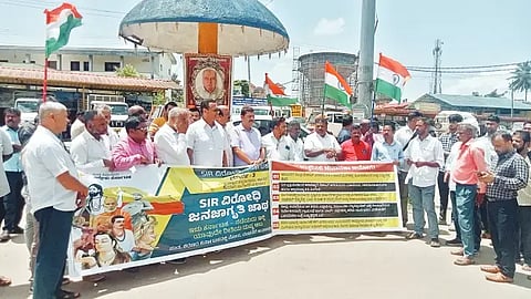 ಮೂಡಿಗೆರೆಯಲ್ಲಿ ಎದ್ದೇಳು ಕರ್ನಾಟಕ ಸಂಘಟನೆಯಿಂದ ಎಸ್‌ಐಆರ್ ವಿರೋಧಿ ಸಮಾವೇಶ ನಡೆಯಿತು. ಬಿ.ಬಿ.ನಿಂಗಯ್ಯ, ಬಿ.ರುದ್ರಯ್ಯ, ಜಾಕಿರ್ ಹುಸೇನ್ ಇತರರಿದ್ದರು.