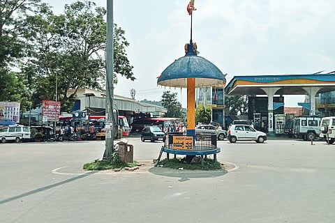 ಮೂಡಿಗೆರೆ ಪಟ್ಟಣದ ಲಯನ್ಸ್ ವೃತ್ತದ ಸುತ್ತಲು ಪಪಂ ಅನುಮತಿ ಇಲ್ಲದೆ ಅಕ್ರಮವಾಗಿ ಕಟ್ಟಿದ್ದ ಫ್ಲೆಕ್ಸ್, ಬ್ಯಾನರ್‌ಗಳನ್ನು ತೆರವುಗೊಳಿಸಿರುವುದು.
