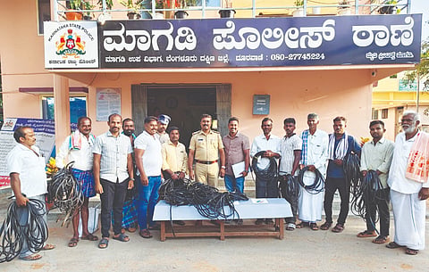 ಮಾಗಡಿ ಠಾಣಾ ವ್ಯಾಪ್ತಿಯಲ್ಲಿ ಕೊಳವೆಬಾವಿಗಳ ಕೇಬಲ್​ ವೈರ್​ಗಳನ್ನು ವಾರಸುದಾರರಾದ ರೈತರಿಗೆ ಹಸ್ತಾಂತರಿಸಲಾಯಿತು. ಇನ್​ಸ್ಪೆಕ್ಟರ್​ ಶ್ರೀನಿವಾಸ್​, ಸಿಬ್ಬಂದಿ, ರೈತ ಕೆಂಪೇಗೌಡ ಇತರರು ಇದ್ದರು.