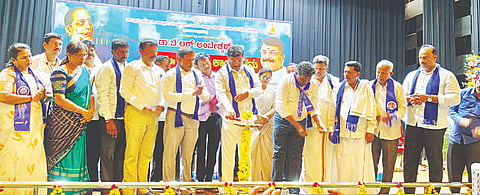 ಮಳವಳ್ಳಿ ಪಟ್ಟಣದ ಅಂಬೇಡ್ಕರ್ ಭವನದಲ್ಲಿ ತಾಲೂಕು ಆಡಳಿತದ ವತಿಯಿಂದ ಮಂಗಳವಾರ ಹಮ್ಮಿಕೊಂಡಿದ್ದ ಅಂಬೇಡ್ಕರ್ ಜಯಂತಿ ಕಾರ್ಯಕ್ರಮವನ್ನು ಶಾಸಕ ಪಿ.ಎಂ.ನರೇಂದ್ರಸ್ವಾಮಿ ಉದ್ಘಾಟಿಸಿದರು. ಡಾ.ಲೋಕೇಶ್, ಶ್ರೀನಿವಾಸ್, ಉಮಾ, ಸಂತೋಷ್, ಡಾ.ವೀರಭದ್ರಪ್ಪ ಇದ್ದರು.