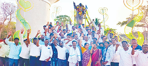 ಮಳವಳ್ಳಿ ಪಟ್ಟಣದಲ್ಲಿ ಜೆಡಿಎಸ್ ತಾಲೂಕು ಘಟಕದ ವತಿಯಿಂದ ಹಮ್ಮಿಕೊಂಡಿದ್ದ ಅಂಬೇಡ್ಕರ್ ಜಯಂತಿ ಕಾರ್ಯಕ್ರಮದಲ್ಲಿ ಅಂಬೇಡ್ಕರ್ ಪ್ರತಿಮೆಗೆ ಮಾಜಿ ಶಾಸಕ ಡಾ.ಕೆ.ಅನ್ನದಾನಿ ಪುಪ್ಪಾರ್ಚನೆ ಮೂಲಕ ಗೌರವ ಸಲ್ಲಿಸಿದರು. ತಳಗವಾದಿ ಹನುಮಂತು, ಚಂದಳ್ಳಿ ಶ್ರೀಧರ್, ಸಿದ್ದಾಚಾರಿ, ಬುಲೇಟ್ ನಿಂಗಣ್ಣ, ನಂದಕುಮಾರ್, ಪದ್ಮಮ್ಮ, ಅನಿತಾ, ಚಿಕ್ಕಬಾಗಿಲು ಮಹೇಶ್, ನಿರಂಜನ್, ಸಿದ್ದರಾಜು, ದುಗ್ಗನಹಳ್ಳಿ ನಾಗರಾಜು, ನಾರಾಯಣ ಇದ್ದರು.