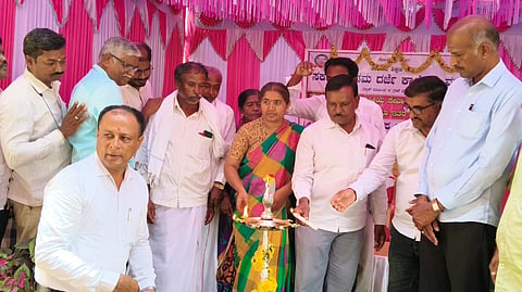ಮಳವಳ್ಳಿ ಪಟ್ಟಣದ ಸರ್ಕಾರಿ ಪ್ರಥಮ ದರ್ಜೆ ಕಾಲೇಜು ಆವರಣದಲ್ಲಿ ಆಯೋಜಿಸಿದ್ದ ಕಾರ್ಯಕ್ರಮವನ್ನು ಬಿ.ಕೆ.ರವೀಂದ್ರ ಕುಮಾರ್ ಉದ್ಘಾಟಿಸಿದರು. ಯಶೋದಾ, ನಂದೀಶ್, ಶಿವಕುಮಾರ, ಶಿವಪ್ರಸಾದ್, ಪ್ರೊ.ಮಲ್ಲೇಶ್, ಬಿ.ನಾಗೇಶ್, ಡಾ.ಕುಮಾರ್, ಪ್ರೊ. ಅನಿಲ್ ಕುಮಾರ್, ಪ್ರೊ.ಎಚ್.ಅನೂಪ್, ಡಾ.ರಘು, ಮನು ಇದ್ದರು. 