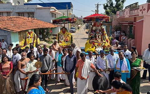 ಮಳವಳ್ಳಿ ಕೋಟೆ ಬೀದಿಯ ಪ್ರಮುಖ ಬಡಾವಣೆಗಳಲ್ಲಿ ಗುರುವಾರ ಸಂಕ್ರಾಂತಿ ಹಬ್ಬದ ಪ್ರಯುಕ್ತ ವಿಜ್ಞೇಶ್ವರ, ಸಾರಂಗಪಾಣಿ ಹಾಗೂ ಗಂಗಾಧರೇಶ್ವರ ಉತ್ಸವ ಮೂರ್ತಿಗಳ ಮೆರವಣಿಗೆ ವಿಜೃಂಭಣೆಯಿಂದ ನೆರವೇರಿತು.