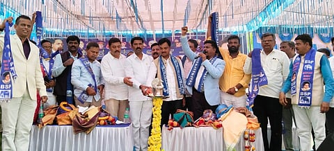 ಮಳವಳ್ಳಿ ಪಟ್ಟಣದಲ್ಲಿ ಬಹುಜನ ಸಮಾಜ ಪಕ್ಷದ ಸಂಸ್ಥಾಪಕ ಕಾನ್ಸಿರಾಮ್ ಜೀ ರವರ ಜನ್ಮದಿನದ ಅಂಗವಾಗಿ ಭಾನುವಾರ ಹಮ್ಮಿಕೊಂಡಿದ್ದ ಬಹುಜನ ದಿವಸ್ ಜಾಗೃತಿ ಸಮಾವೇಶವನ್ನು  ಬಿಎಸ್‌ಪಿ ಪಕ್ಷದ ರಾಜ್ಯಾಧ್ಯಕ್ಷ  ಎಂ.ಕೃಷ್ಣಮೂರ್ತಿ ಉದ್ಘಾಟಿಸಿದರು. ಹ.ರಾ.ಮಹೇಶ್, ಗಂಗಾಧರ್ ಬಹುಜನ್, ಜಾಕೀರ್ ಹುಸೇನ್, ಎಸ್. ಶಿವಶಂಕರ್, ವೀರಭದ್ರಯ್ಯ, ನಂಜುಂಡಸ್ವಾಮಿ, ಸುಧಾಕರ್,  ದೇವರಾಜು, ಲೋಕೇಶ್‌ಗೌಡ, ರಾಜೇಂದ್ರ, ತಮ್ಮಯ್ಯ, ಮಹೇಶ್ ಇದ್ದರು. 