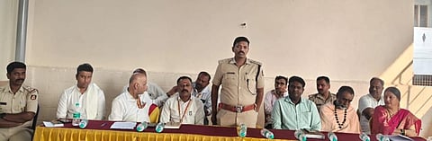 ಮಳವಳ್ಳಿ ತಾಲೂಕಿನ ಬಿ.ಜಿ.ಪುರ ಮಂಟೇಸ್ವಾಮಿ ಮಠದ ಆವರಣದಲ್ಲಿ ಎದುರು ಸೇವೆ ಜಾತ್ರಾ ಮಹೋತ್ಸವ ಸಂಬಂಧ ಭಾನುವಾರ ಕರೆಯಲಾಗಿದ್ದ ಪೂರ್ವಸಿದ್ಧತಾ ಸಭೆಯಲ್ಲಿ ಡಿವೈಎಸ್‌ಪಿ ಯಶವಂತ್‌ಕುಮಾರ್ ಮಾರನಾಡಿದರು. ಪೀಠಾಧಿಕಾರಿ ಜ್ಞಾನಾನಂದ ಚಂನ್ನರಾಜೇ ಅರಸು, ಪಿಎಸ್‌ಐ ಪ್ರಕಾಶ್, ಚೇತನ್ ರಾಜೇ ಅರಸು, ಭರತ್ ರಾಜೇ ಅರಸು ಇತರರು ಇದ್ದರು. 
