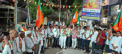 ಬಿಹಾರ ಚುನಾವಣೆಯಲ್ಲಿ ಎನ್‌ಡಿಎ ಗೆಲುವು ನಿಮಿತ್ತ ಮಸ್ಕಿಯಲ್ಲಿ ಶುಕ್ರವಾರ ಸಂಜೆ ಬಿಜೆಪಿ ಪದಾಧಿಕಾರಿಗಳು ಸಂಭ್ರಮಾಚರಣೆ ನಡೆಸಿದರು. ಮಾಜಿ ಶಾಸಕ ಪ್ರತಾಪಗೌಡ ಪಾಟೀಲ್, ಡಾ.ಬಿ.ಎಚ್.ದಿವಟರ್, ಮಲ್ಲಪ್ಪ ಅಂಕುಶದೊಡ್ಡಿ, ಶಿವಶಂಕ್ರಪ್ಪ ಹಳ್ಳಿ, ಪಂಪಣ್ಣ ಗುಂಡಳ್ಳಿ, ಪುರಸಭೆ ಅಧ್ಯಕ್ಷ ಮಲ್ಲಯ್ಯ ಅಂಬಾಡಿ, ಶ್ರೀನಿವಾಸ ಇಲ್ಲೂರು, ದೊಡ್ಡಪ್ಪ ಬುಳ್ಳಾ, ಶರಣಯ್ಯ ಸೊಪ್ಪಿಮಠ ಇತರರಿದ್ದರು.
