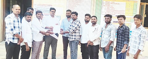 ಮಸ್ಕಿಯಲ್ಲಿ ತಹಸೀಲ್ದಾರ್ ಮಂಜುನಾಥ ಭೋಗಾವತಿಗೆ ದಲಿತ ವಿದ್ಯಾರ್ಥಿ ಪರಿಷತ್ತ್ತಿನ ತಾಲೂಕು ಪದಾಧಿಕಾರಿಗಳು ಮನವಿ ಸಲ್ಲಿಸಿದರು. ಪ್ರಮುಖರಾದ ಮೌನೇಶ ತುಗ್ಗಲದಿನ್ನಿ, ದುರ್ಗೇಶ ಕಲ್ಮಂಗಿ, ಶರಣಬಸವ ಕಲ್ಮಂಗಿ, ಮರಿಸ್ವಾಮಿ ಹಂಚಿನಾಳ ಇತರರಿದ್ದರು.