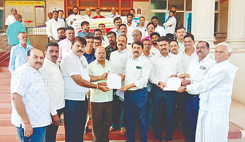 ಪತ್ರ ಬರಹಗಾರರ ಒಕ್ಕೂಟದ ಬೇಡಿಕೆಯನ್ನು ಈಡೇರಿಸುವಂತೆ ಆಗ್ರಹಿಸಿ ಸೋಮವಾರ ತಾಲೂಕು ಕಚೇರಿ ಮುಂಭಾಗ ದಸ್ತಾವೇಜು ಬರಹಗಾರರ ಸಂಘದಿಂದ ಪ್ರತಿಭಟನೆ ನಡೆಸಿ, ತಹಸೀಲ್ದಾರ್ ಮೂಲಕ ಸರ್ಕಾರಕ್ಕೆ ಮನವಿ ಪತ್ರ ಸಲ್ಲಿಸಲಾಯಿತು.