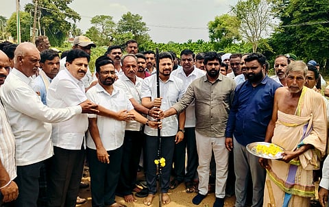 ನಂಜನಗೂಡು ತಾಲೂಕಿನ ಓಂಕಾರ್ ಅರಣ್ಯ ಪ್ರದೇಶ ವ್ಯಾಪ್ತಿಯಲ್ಲಿ ಕಾಡಾನೆ ಗಳನ್ನು ತಡೆಗಟ್ಟಲು ರೈಲ್ವೆ ಬ್ಯಾರಿಕೇಡ್ ಅಳವಡಿಸುವ ಕಾಮಗಾರಿಗೆ ಶಾಸಕ ದರ್ಶನ್ ಭೂಮಿಪೂಜೆ ನೆರವೇರಿಸಿದರು. ಮಾರುತಿ, ನಾಗೇಶ್ ರಾಜ್, ಅರಣ್ಯ ಸಂರಕ್ಷಣಾಧಿಕಾರಿ ಪ್ರಭಾಕರ್ ಇತರರು ಇದ್ದರು.