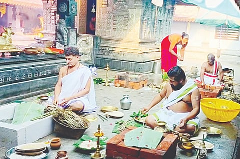 ಕಕ್ಕಬೆಯ ಪಾಡಿ ಶ್ರೀ ಇಗುತ್ತಪ್ಪ ಇಗ್ಗುತ್ತಪ್ಪ ದೇವಾಲಯ ದಲ್ಲಿ ಅಷ್ಟ ಬಂಧ ಬ್ರಹ್ಮಕಲಶೋತ್ಸವ ಅಂಗವಾಗಿ ಗುರುವಾರ ವಿವಿಧ ಪೂಜಾ ವಿಧಿ ವಿಧಾನಗಳು ಜರುಗಿದವು.