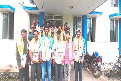 ಎನ್.ಆರ್.ಪುರ  ಮೆಸ್ಕಾಂ ಕಚೇರಿಯಲ್ಲಿ ಜ್ವಾಲಾಮಾಲಿನಿ ಜೇಸಿ ಸಂಸ್ಥೆಯಿಂದ ಮೆಸ್ಕಾಂ ಎಇಇ ಹಾಗೂ 16 ಪವರ್‌ಮ್ಯಾನ್‌ಗಳಿಗೆ ಸೆಲ್ಯೂಟ್ ದ ಸೈಲೆಂಟ್ ಸ್ಟಾರ್ ಎಂದು ಗುರುತಿಸಿ ಸನ್ಮಾನಿಸಲಾಯಿತು. ಎಸ್.ಎಸ್.ಜಗದೀಶ್, ರಜಿತ್ ವಗಡೆ ಇದ್ದರು.
