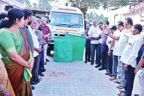 ಎನ್.ಆರ್.ಪುರ ಸರ್ಕಾರಿ ಆಸ್ಪತ್ರೆಗೆ ಭೀಮ ಗೋಲ್ಡ್ ಕಂಪನಿ ಕೊಡುಗೆಯಾಗಿ ನೀಡಿದ ಆಂಬುಲೆನ್ಸ್ ಅನ್ನು ಶಾಸಕ ಟಿ.ಡಿ.ರಾಜೇಗೌಡ ಸ್ವೀಕರಿಸಿದರು. ಡಾ. ಕೆ.ಪಿ.ಅಂಶುಮಂತ್, ಈಚಿಕೆರೆ ಸುಂದರೇಶ್, ಎಸ್.ಡಿ.ರಾಜೇಂದ್ರ, ಪಿ.ಆರ್.ಸದಾಶಿವ, ಜುಬೇದಾ ಇತರರಿದ್ದರು.