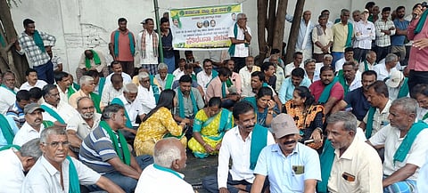 ಸರ್ಕಾರದ ಆದೇಶದಂತೆ ಎಂಆರ್‌ಎನ್ ಶುಗ್ರಸ್ ಸಂಸ್ಥೆ ಆಡಳಿತ ಮಂಡಳಿ ಪ್ರತಿ ಟನ್ ಕಬ್ಬಿಗೆ 50 ರೂ.ಪ್ರೋತ್ಸಾಹ ಧನ ಪಾವತಿಸಬೇಕು ಎಂದ ಆಗ್ರಹಿಸಿ ರೈತಸಂಘ ಕಾರ್ಯಕರ್ತರು ಪಿಎಸ್‌ಎಸ್‌ಕೆ ಕಾರ್ಖಾನೆ ಮುಂಭಾಗ ಪ್ರತಿಭಟನೆ ನಡೆಸಿದರು. 