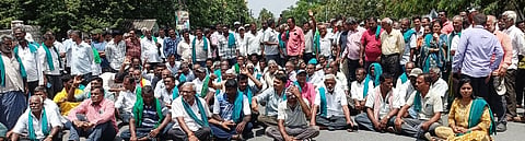ಕೆಆರ್‌ಎಸ್ ಅಣೆಕಟ್ಟೆ ಅಚ್ಚುಕಟ್ಟು ನಾಲೆಗಳಿಗೆ ಒಂದು ಕಟ್ಟು ನೀರು ಹರಿಸುವಂತೆ ಆಗ್ರಹಿಸಿ ರೈತಸಂಘ ಕಾರ್ಯಕರ್ತರು ರಾಷ್ಟ್ರೀಯ ಹೆದ್ದಾರಿ ಸಂಚಾರ ತಡೆದು ಪ್ರತಿಭಟನೆ ನಡೆಸಿದರು.