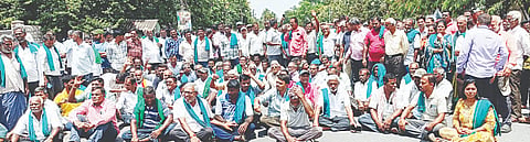 ಕೆಆರ್‌ಎಸ್ ಅಣೆಕಟ್ಟೆ ಅಚ್ಚುಕಟ್ಟು ನಾಲೆಗಳಿಗೆ ಒಂದು ಕಟ್ಟು ನೀರು ಹರಿಸುವಂತೆ ಆಗ್ರಹಿಸಿ ರೈತಸಂಘ ಕಾರ್ಯಕರ್ತರು ರಾಷ್ಟ್ರೀಯ ಹೆದ್ದಾರಿ ಸಂಚಾರ ತಡೆದು ಪ್ರತಿಭಟನೆ ನಡೆಸಿದರು.