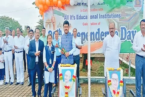 ಶಿಕಾರಿಪುರದ ಸ್ವಾಮಿ ವಿವೇಕಾನಂದ ವಿದ್ಯಾಸಂಸ್ಥೆಯಲ್ಲಿ ಆಯೋಜಿಸಿದ್ದ ಸ್ವಾತಂತ್ರೃ ದಿನಾಚರಣೆಯಲ್ಲಿ ಲೋಕಸಭಾ ಸದಸ್ಯ ಬಿ.ವೈ.ರಾಘವೇಂದ್ರ, ಎಂ.ಬಿ.ಶಿವಕುಮಾರ್, ಡಾ. ಜಿ.ಎಸ್.ಶಿವಕುಮಾರ್, ಕುಬೇರಪ್ಪ ಮತ್ತಿತರರು ಪಾಲ್ಗೊಂಡಿದ್ದರು.