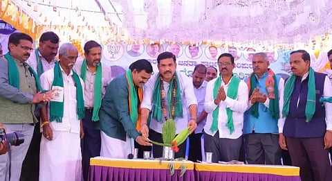 ಮುದ್ದನಹಳ್ಳಿ ಗ್ರಾಮದಲ್ಲಿ ಬಿಜೆಪಿ ರೈತ ಮೋರ್ಚಾ ಆಯೋಜಿಸಿದ್ದ ಸಾವಯವ ಕೃಷಿಕರ ಸಂವಾದವನ್ನು ಶಾಸಕ ಬಿ.ವೈ.ವಿಜಯೇಂದ್ರ ಉದ್ಘಾಟಿಸಿದರು. ಕೆ.ಎಸ್.ಗುರುಮೂರ್ತಿ, ಹನುಮಂತಪ್ಪ, ನಿಂಬೆಗೊಂದಿ ಸಿದ್ಲಿಂಗಪ್ಪ, ಕೊಳಗಿ ರೇವಣಪ್ಪ, ಸಣ್ಣಹನುಮಂತಪ್ಪ, ಮುದ್ದನಹಳ್ಳಿ ಸಂಗಪ್ಪ ಇತರರಿದ್ದರು.