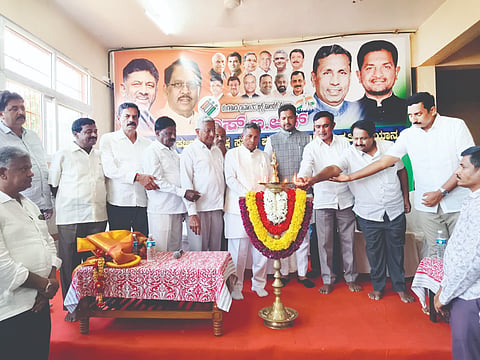 ಸೂಲಿಬೆಲೆಯಲ್ಲಿ ಹಮ್ಮಿಕೊಂಡಿದ್ದ ಎಸ್​ಐಆರ್​ ಜಾಗೃತಿ ಅಭಿಯಾನಕ್ಕೆ ಸಚಿವ ಮುನಿಯಪ್ಪ, ಶಾಸಕ ಶರತ್​ ಬಚ್ಚೇಗೌಡ ಚಾಲನೆ ನೀಡಿದರು. ಸಹಕಾರ ಬ್ಯಾಂಕ್​ ಅಧ್ಯಕ್ಷ ಬಿ.ವಿ.ಸತೀಶಗೌಡ, ಯುವ ಮುಖಂಡ ನಾರಾಯಣಗೌಡ, ಬಿಡಿಸಿಸಿ ಬ್ಯಾಂಕ್​ ನಿರ್ದೇಶಕ ಎಂ.ಬಿ.ವೆಂಕಟೇಶ್​, ಜಿಪಂ ಮಾಜಿ ಅಧ್ಯಕ್ಷ ಸಿ.ಮುನಿಯಪ್ಪ ಇತರರಿದ್ದರು.