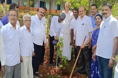 ಹೆಗ್ಗೋಡಿನ ವಿಸಂ ಶಿಕ್ಷಣ ಸಂಸ್ಥೆಯ ರೂಪಶ್ರೀ ಕಾಲೇಜಿನಲ್ಲಿ ಸಂಸದ ಕೋಟ ಶ್ರೀನಿವಾಸ ಪೂಜಾರಿ ಗಿಡ ನೆಡುವ ಮೂಲಕ ವನಮಹೋತ್ಸವಕ್ಕೆ ಚಾಲನೆ ನೀಡಿದರು. ಪ್ರಸನ್ನ ಕೆರೆಕೈ, ನಾಗರಾಜ್ ಸಭಾಹಿತ್, ಎಂ.ಎಸ್.ನಾಗರಾಜ್, ಬಾಗಿ ಸತ್ಯನಾರಾಯಣ, ವಿಠ್ಠಲ ಪೈ ಇತರರಿದ್ದರು.