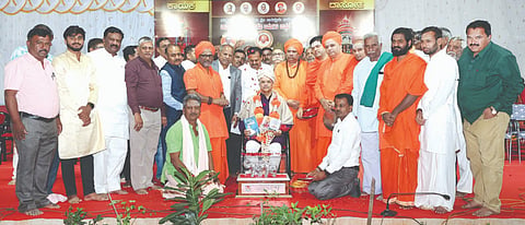 ಶ್ರೀಗುರು ವಿರೂಪಾಕ್ಷೇಶ್ವರ ಜಾತ್ರೆ ಅಂಗವಾಗಿ ಜರುಗುತ್ತಿರುವ ಶರಣರ ಜೀವನ ದರ್ಶನ ಪ್ರವಚನದಲ್ಲಿ ಶನಿವಾರ 2026ನೇ ಸಾಲಿನ ಲವಣಗಿರಿ ಪ್ರಶಸ್ತಿಯನ್ನು ನ್ಯಾಯಮೂರ್ತಿ ವಿ. ಶ್ರೀಶಾನಂದ ಅವರಿಗೆ ನೀಡಿ ಗೌರವಿಸಲಾಯಿತು. ಕುಮಾರ ವಿರೂಪಾಕ್ಷ ಸ್ವಾಮೀಜಿ, ಮಲ್ಲಿಕಾರ್ಜುನ ಸ್ವಾಮೀಜಿ, ಮುರುೇಂದ್ರ ಸ್ವಾಮೀಜಿ ಇತರರಿದ್ದರು.