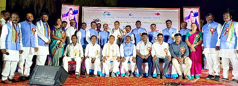 ವಿಜಯಪುರ ಹೋಬಳಿ ವೆಂಕಟಗಿರಿಕೋಟೆಯಲ್ಲಿ ಸಮೃದ್ಧಿ ಸಮಾಜ ಸೇವಾ ಟ್ರಸ್ಟಿನಿಂದ ಆಯೋಜಿಸಿದ್ದ ಜಾನಪದ ಕಲಾ ಉತ್ಸವದಲ್ಲಿ ಸಚಿವ ಕೆ.ಎಚ್​.ಮುನಿಯಪ್ಪ ಅವರು ಸಂಘದ ಸದಸ್ಯರನ್ನು ಅಭಿನಂದಿಸಿದರು. ಕೇಂದ್ರ ಮಾಜಿ ಸಚಿವ ಎ. ನಾರಾಯಣಸ್ವಾಮಿ, ಹೊಸಕೋಟೆ ಸುಬ್ಬರಾಜು, ಸಮೃದ್ಧಿ ಸಮಾಜ ಸೇವಾ ಟ್ರಸ್ಟ್​ ಅಧ್ಯಕ್ಷ ಕದಿರಪ್ಪ ಇದ್ದರು.