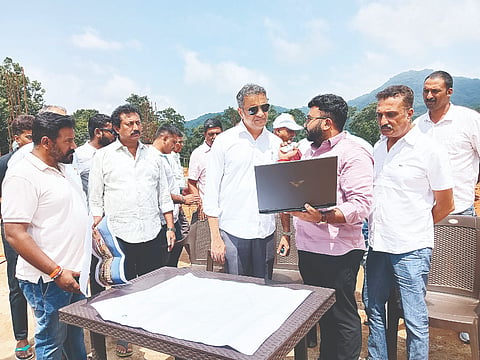ವಿರಾಜಪೇಟೆ ತಾಲೂಕಿನ ವಿ.ಬಾಡಗ ಗ್ರಾಮದಲ್ಲಿ ನಿರ್ಮಾಣವಾಗುತ್ತಿರುವ ಕ್ರೀಡಾ ವಸತಿ ಶಾಲೆ ಹಾಗೂ ತರಬೇತಿ ಕೇಂದ್ರದ ಕಾಮಗಾರಿ ನೀಲಿನಕ್ಷೆ ಪರಿಶೀಲಿಸಿದ ವಿರಾಜಪೇಟೆ ಶಾಸಕ ಅಜ್ಜಿಕುಟ್ಟಿರ ಎಸ್.ಪೊನ್ನಣ್ಣ ಅವರು ಇಂಜಿನಿಯರ್‌ಗಳ ಜತೆ ಚರ್ಚೆ ನಡೆಸಿದರು. ಕಂಜಿತಂಡ ಗಿಣಿ ಮೊಣ್ಣಪ್ಪ, ಕಂಜಿತಂಡ ಪೂವಣ್ಣ, ಕೊಂಗಂಡ ಕಾಶಿ ಕಾವೇರಪ್ಪ, ಕೊಲ್ಲಿರ ಬೋಪಣ್ಣ, ಉಮೇಶ್ ಕೇಚಮಯ್ಯ, ಗಿರೀಶ್, ಸುಂದರ ಇದ್ದರು.