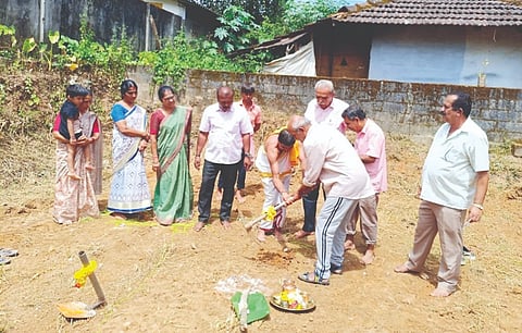 ಕೊಡಗು ಬಾಲಾವಳಿಕಾರ್ ಉತ್ತಮ ಜೀವನ ಸಹಕಾರ ಸಂಘದ ನೂತನ ಕಟ್ಟಡ ನಿರ್ಮಾಣಕ್ಕೆ ಗಣ್ಯರು ಭೂಮಿಪೂಜೆ ನೆರವೇರಿಸಿದರು. ಭವಾನಿ ಶಂಕರ್, ಕೃಷ್ಣರಾವ್, ಸುಮಿತ್ರಾ ಬಾಯಿ, ನಟರಾಜ್, ಉದಯ ಶಂಕರ್, ವಾಸುದೇವ, ಗೀತಾ, ವೇಣುಗೋಪಾಲ್ ಇದ್ದರು. 
