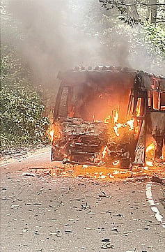 ಮಾಕುಟ್ಟದ ಮಗಡಿಪಾರೆಯಲ್ಲಿ ಖಾಸಗಿ ಬಸ್ ಹೊತ್ತು ಉರಿಯುತ್ತಿರುವುದು.