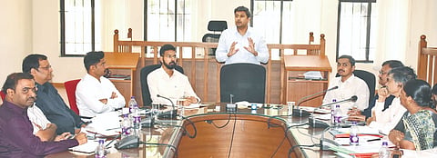 ಯಾದಗಿರಿಯಲ್ಲಿ ಸೋಮವಾರ ಕರೆದಿದ್ದ ಸಭೆಯಲ್ಲಿ ಜಿಲ್ಲಾಧಿಕಾರಿ ರಾಹುಲ್​ ತುಕರಾಮ ಪಾಂಡ್ವೆ ಮಾತನಾಡಿದರು. ಜಿಪಂ ಸಿಇಒ ಲವೀಶ್​ ಒರ್ಡಿಯಾ, ಎಡಿಸಿ ರಮೇಶ ಕೋಲಾರ ಇತರರಿದ್ದರು.